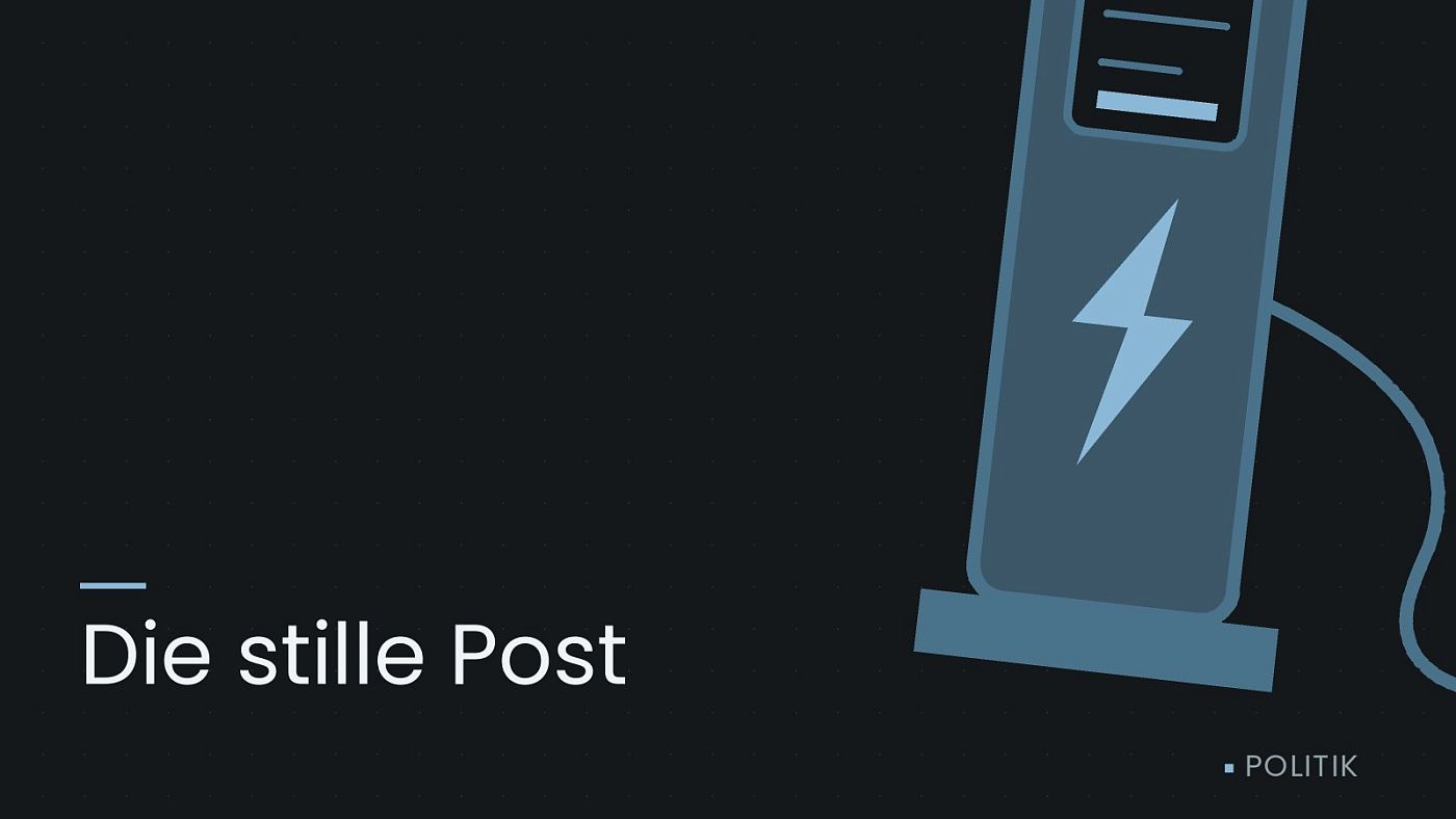 Symbolgrafik: eine gezeichnete Ladesäule mit Kabel und Stecker, beschriftet mit „Die stille Post“.