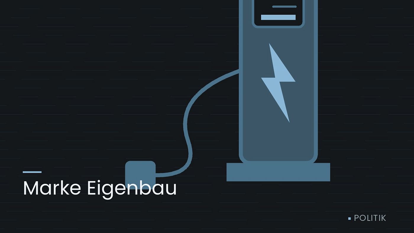 Symbolgrafik: eine gezeichnete Ladesäule mit Kabel und Stecker, beschriftet mit „Marke Eigenbau“.
