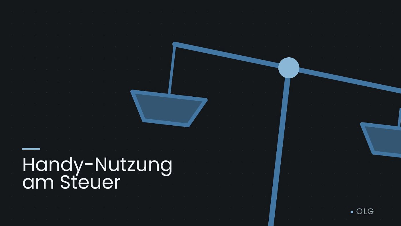 Symbolgrafik: eine stilisierte Waage als Zeichen für eine Gerichtsentscheidung, beschriftet mit „Handy-Nutzung am Steuer“.