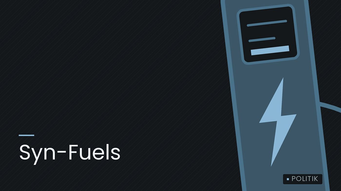 Symbolgrafik: eine gezeichnete Ladesäule mit Kabel und Stecker, beschriftet mit „Syn-Fuels“.