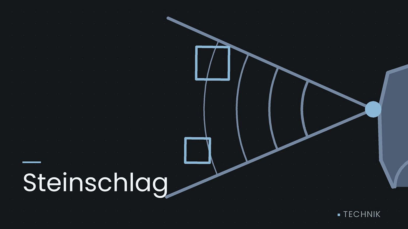 Symbolgrafik: ein gezeichneter Sensorkegel vor einer Fahrzeugfront, beschriftet mit „Steinschlag“.